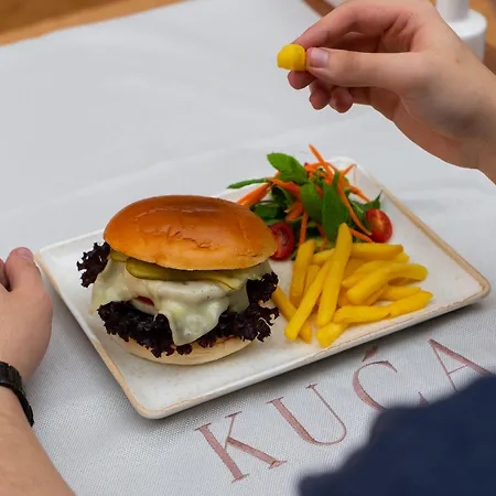 Kuca Hotel *